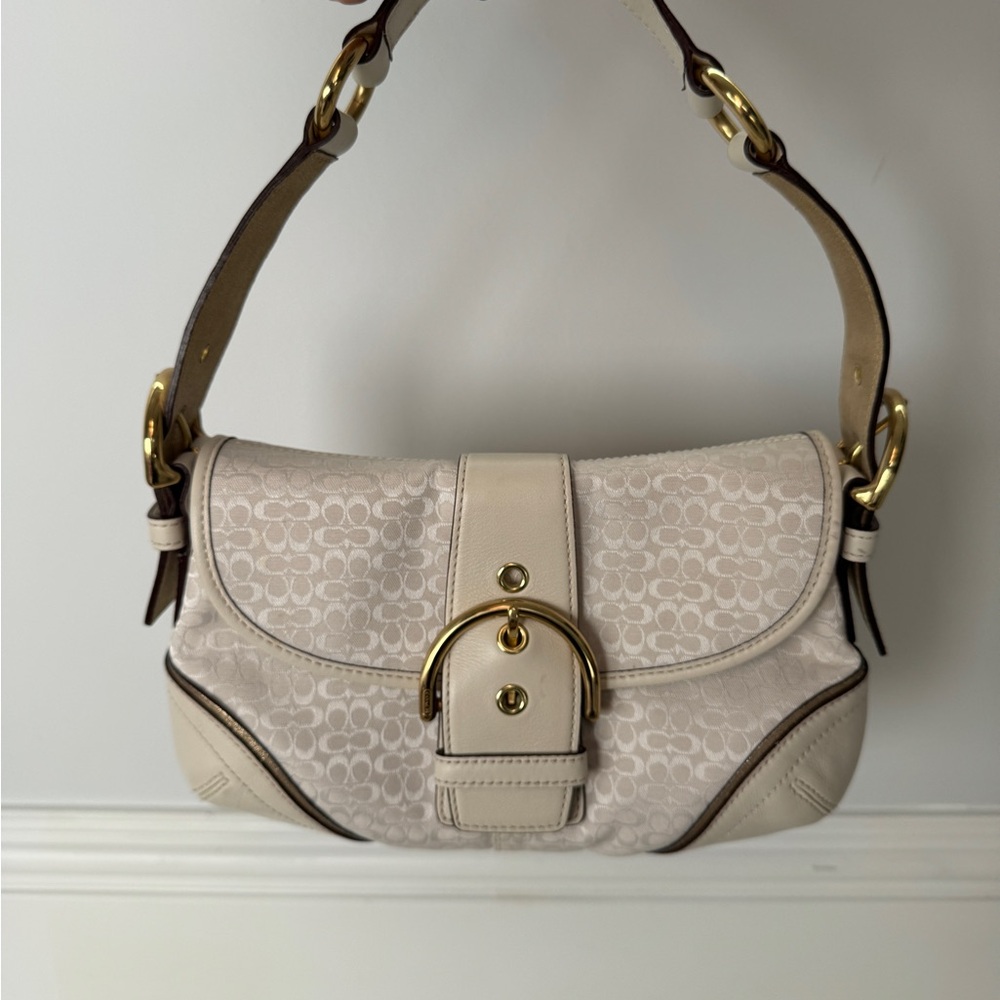 COACH Soho white shoulder bag — excellent condition. Comes within dust bag.